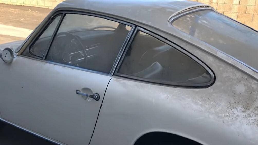 Chiếc 911S cổ điển này đã được cất giữ một chỗ suốt gần 40 năm trong một garage. Xe đã đi được hơn 144.000 km kể từ khi mua mới
