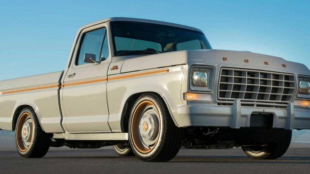 Hãng Ford vừa ra mắt chiếc xe bán tải độc đáo F-100 Eluminator chạy bằng điện tại sự kiện SEMA Show 2021