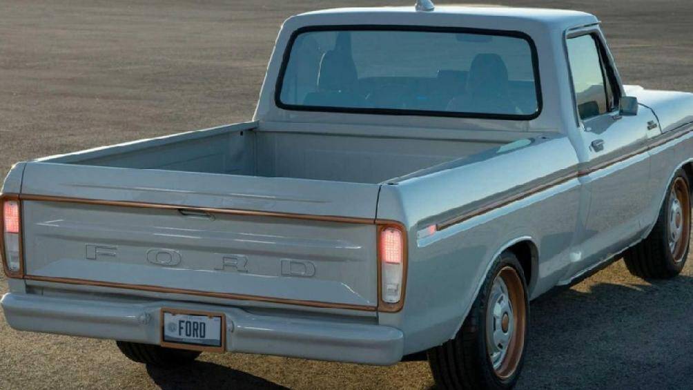 Màu sơn xám Avalanche Grey đã góp phần làm đẹp cho ngoại thất trong khi nội thất có mặt táp lô làm bằng nhôm