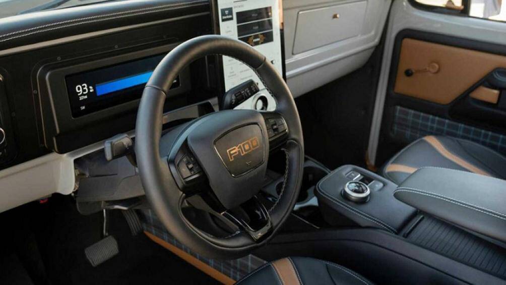 Bên trong, các ghế được bọc bằng loại da màu sậm, màn hình thông tin giải trí lớn, cụm điều khiển có một núm xoay chuyển số hiện đại