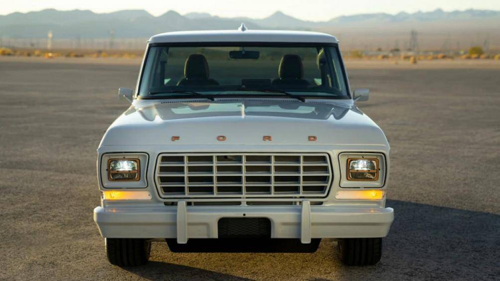 F-100 Eluminator được thiết kế dựa trên mẫu bán tải cổ điển F-100 1978. Ford Performance Parts là đơn vị phát triển mô tơ điện cho chiếc xe này