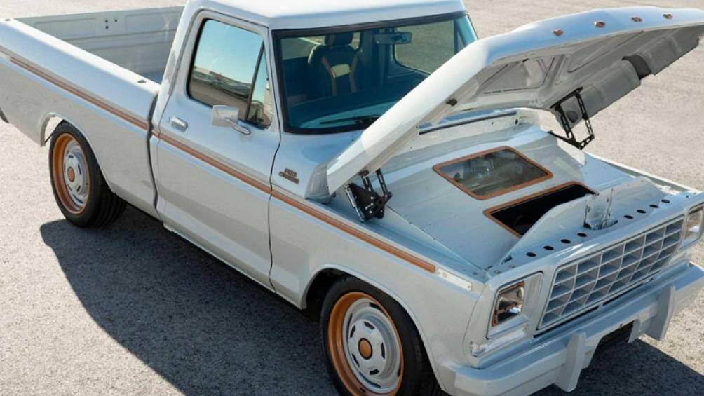 Chiếc bán tải độc nhất này cũng lắp đặt bộ la-zăng ba mảnh bằng nhôm 19 inch phong cách cổ điển, bộ lốp Michelin Latitude Sport