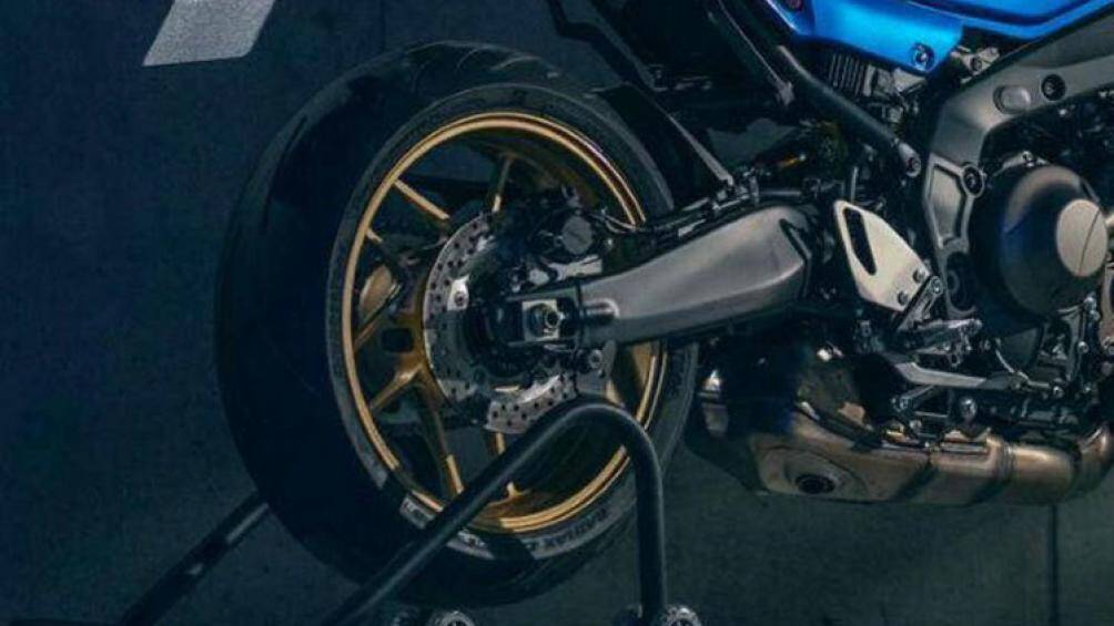 Xe được trang bị sẵn cảm biến IMU 6 trục, hệ thống giám sát hành trình, hệ thống kiểm soát lực kéo cảm biến góc nghiêng...