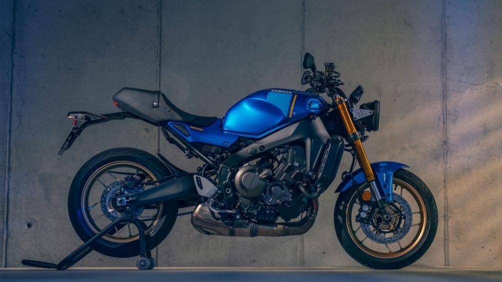 Yamaha XSR900 2022 mang trên mình màu sơn xanh Legend Blue tương tự như chiếc xe đua YZR-500 trong những năm 80 của thế kỷ trước