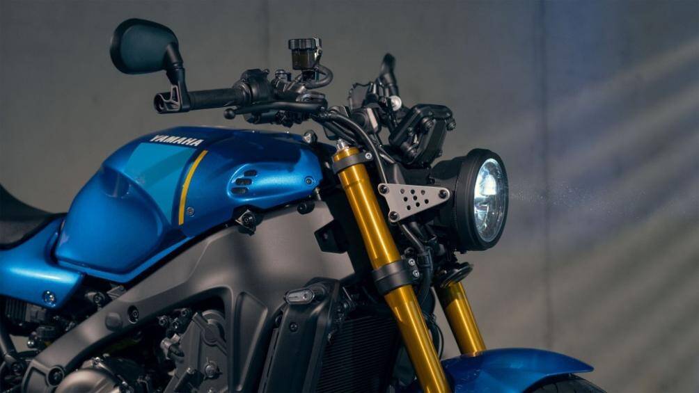 Một thay đổi nữa trên Yamaha XSR900 2022 là vỏ xe đã được nâng cấp với bình xăng mới dùng tích 15 lít