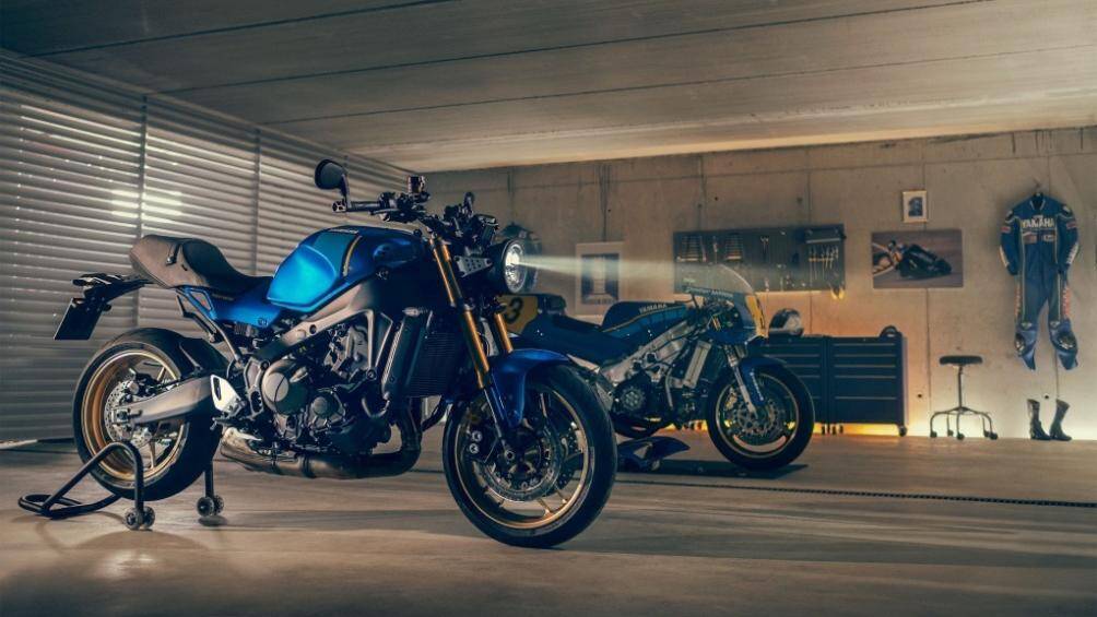 Tại thị trường châu Âu, Yamaha XSR900 2022 sẽ có hai tuỳ chọn màu gồm Legend Blue và Midnight Black