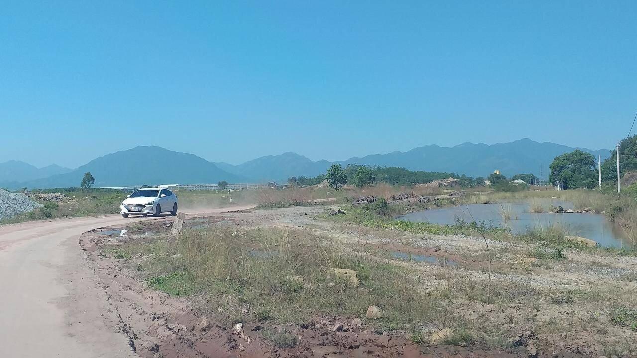 Một lãnh đạo Phòng Kinh tế - hạ tầng thuộc UBND huyện Hải Hà (Quảng Ninh) cho biết: Tuyến đường đấu nối từ QL18A vào KCN cảng biển Hải Hà do Ban Quản lý Khu kinh tế tỉnh làm chủ đầu tư. Trước thực trạng tuyến đường ra cảng gần như bị bỏ hoang đoạn cuối, UBND huyện Hải Hà đã nhiều lần kiến nghị tỉnh bố trí nguồn vốn đầu tư công trung hạn để hoàn chỉnh tuyến đường phục vụ nhu cầu lưu thông hàng hóa, đi lại của người dân.