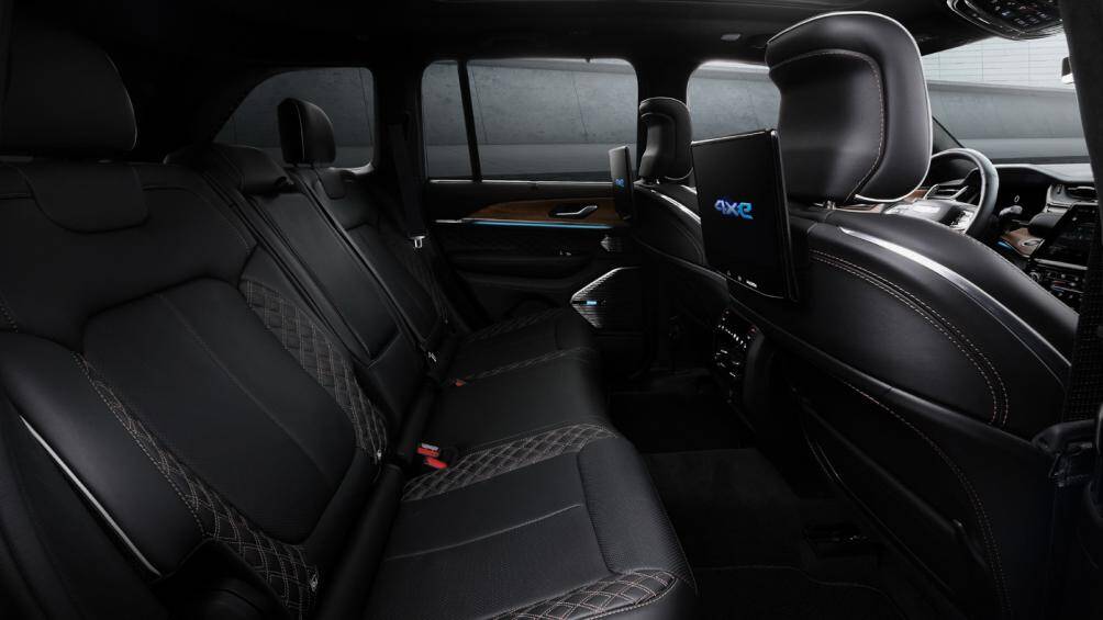 Hàng ghế trước của xe có chức năng chỉnh điện 16 hướng với tính năng nhớ vị trí ghế