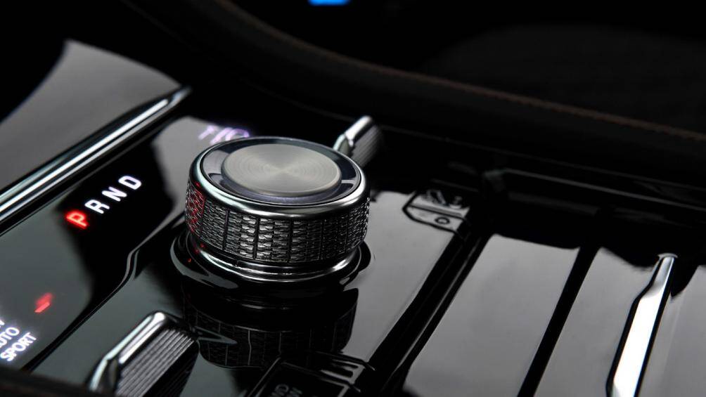 Các phiên bản cao cấp hơn cung cấp tiện nghi massage lưng cho hai ghế ngồi phía trước cùng tính năng sưởi ghế