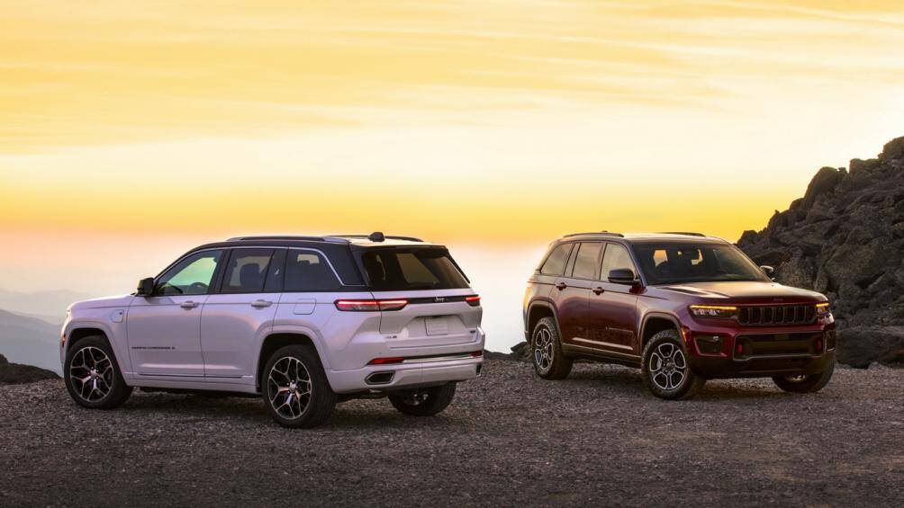 Về tổng thể, Grand Cherokee 2022 được sửa đổi phần mui xe đươc hạ thấp và thon hơn nhằm tăng tính khí động học của xe