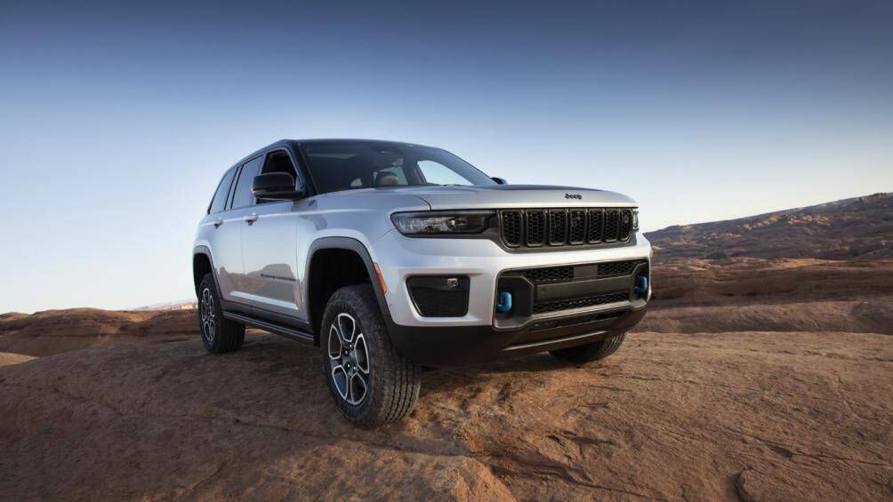 Hệ thống lưới tản nhiệt trước đặc trưng của xe được mở rộng. Phần trước của xe được kéo dài, đặt bằng phẳng so với thiết kế thân xe