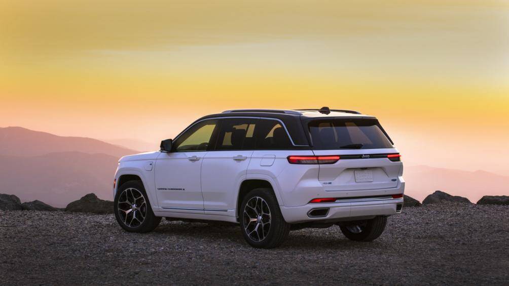 Phiên bản Plug-in Hybrid là sự kết hợp của động cơ xăng 2.0 lít và bộ pin 17 kWh, sản sinh mức công suất lên tới 375 mã lực