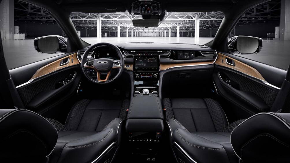 Mẫu xe sở hữu khoang nội thất sang trọng với sự kết hợp của nhiều vật liệu thủ công cùng các công nghệ hiện đại