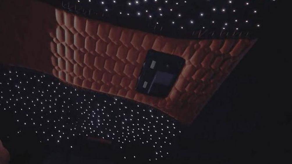 Nội thất bên trong bọc da đỏ ở khắp mọi nơi, bao gồm cả bệ tì tay trung tâm phía trước và phía sau, và ốp trần "trời sao" kiểu Rolls-Royce