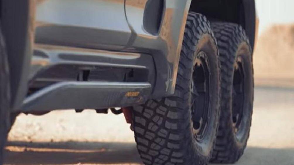 Mẫu xe này cũng nhận được đủ trang bị off-road, bao gồm bộ tời, một cặp móc kéo, đèn LED bổ sung, và tấm bảo vệ gầm cứng cáp