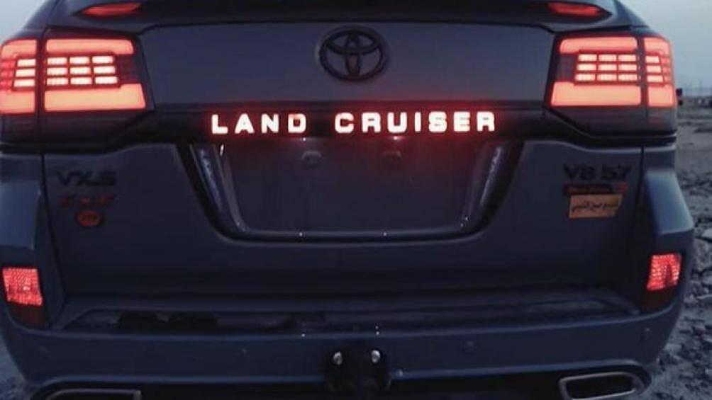 Hussein đã cắt bỏ các góc của tấm cản trước để cải thiện góc tiếp cận của chiếc xe bán tải to lớn