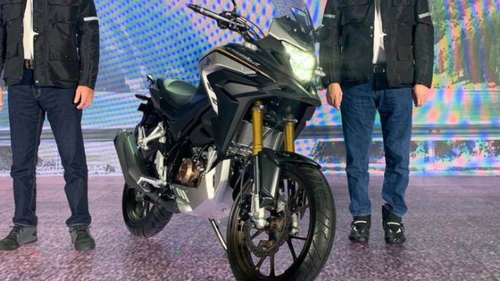 Honda CB150X được thừa hưởng khá nhiều chi tiết về thiết kế từ đàn anh CB500X