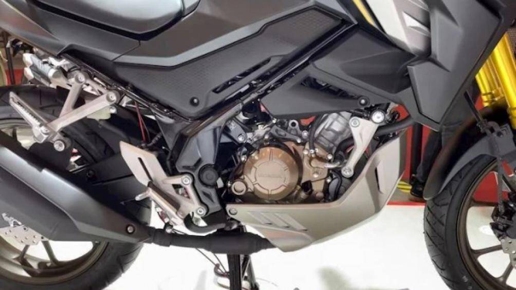 Trái tim năng lượng của CB150X là động cơ DOHC 4 van dung tích 149,2 cc