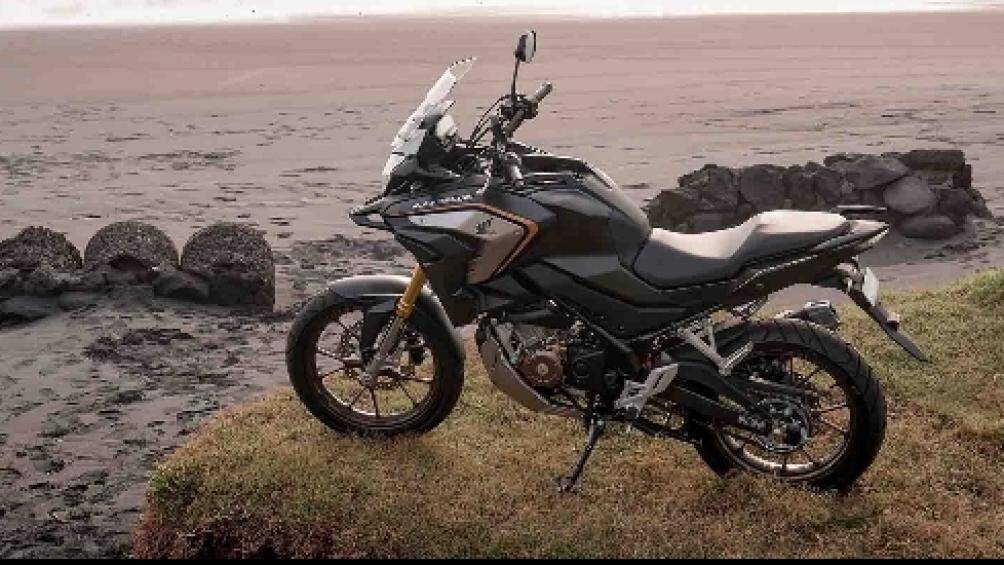 Thông số kích thước cụ thể của Honda CB150X 2.031 x 796 x 1.309 mm. Chiều cao yên đạt 817mm. Khoảng sáng gầm 181mm