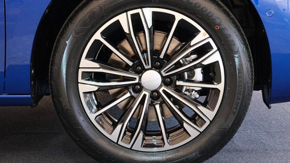 Ở thị trường Thái Lan, mẫu SUV cỡ B này dùng vành hợp kim 18 inch, sơn phối 2 màu khá thể thao, đi với lốp Goodyear Assurance 225/55 R18