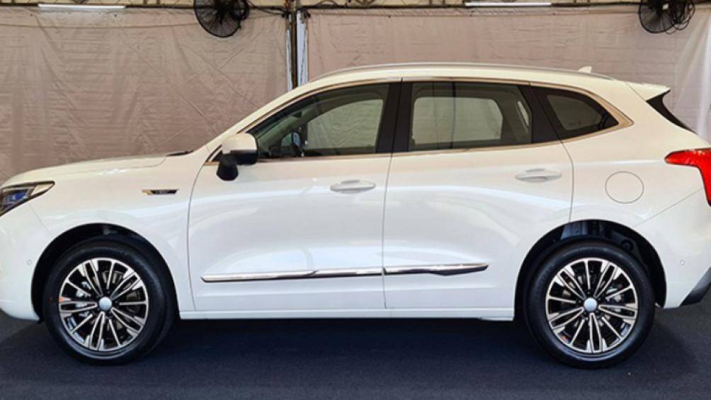 "Trái tim" của xe là hệ truyền động hybrid, bao gồm máy xăng 4 xi-lanh, dung tích 1.5L, mô-tơ điện tạo ra công suất tối đa 190 mã lực