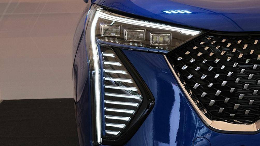 Haval Jolion Hybrid 2022 sở hữu dải đèn LED định vị ban ngày bao quanh cụm đèn pha full LED và kéo dài xuống dưới cản trước