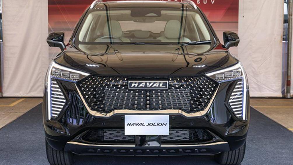 Ngoài ra, Haval Jolion Hybrid 2022 còn được trang bị lưới tản nhiệt "Star Matrix" rộng hơn và nối liền với cụm đèn pha