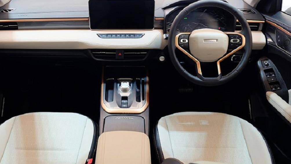 Nhiều chi tiết nội thất như mặt táp-lô, màn hình thông tin giải trí và hàng nút chỉnh bên dưới được thiết kế nằm ngang, tạo cảm giác rộng rãi