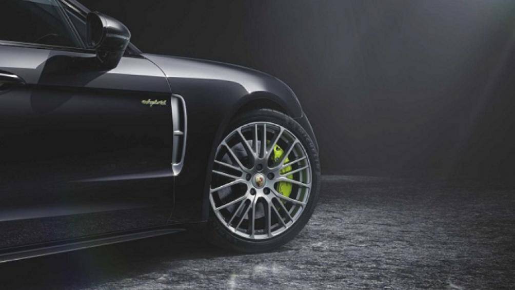 Cụ thể, Porsche Panamera Platinum 2021 mới được trang bị bộ mâm 21 inch Exclusive Design Sport với lớp sơn Satin Platinum tuyệt đẹp