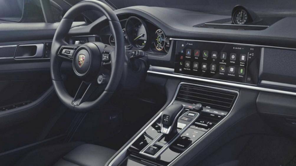 Khoang nội thất sử dụng tông màu đen chủ đạo, hàng ghế lái chỉnh điện 14 hướng có sưởi/thông gió, hàng ghế sau cũng có tính năng sưởi