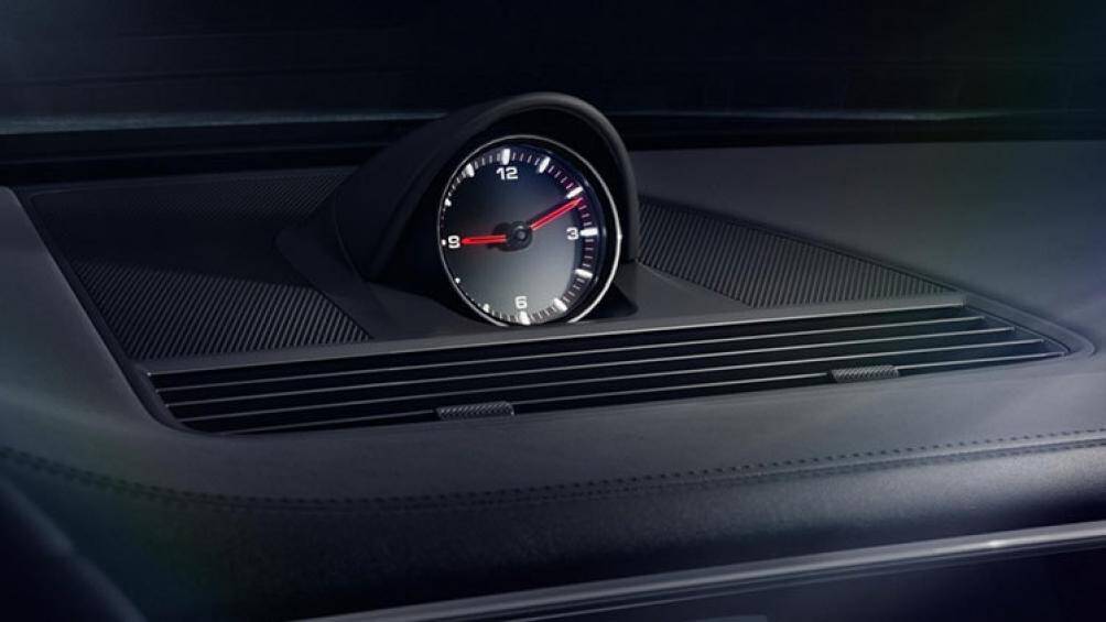 Porsche bổ sung thêm hệ thống treo khí nén với bộ giảm chấn thích ứng, trước đó tính năng giám sát điểm mù và hệ thống lái trợ lực