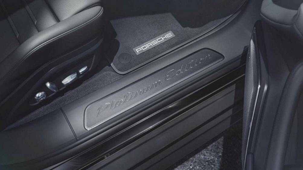 Trên phiên bản này, các ốp bậc cửa đều được khắc dòng chữ "PLATINUM EDITION" cùng huy hiệu Porsche in nổi trên tựa đầu
