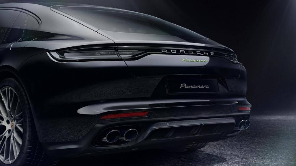 Giá xe Porsche Panamera Platinum Edition có mức bán khởi điểm từ 103.250 USD (khoảng 2,34 tỷ đồng) cho phiên bản cơ sở