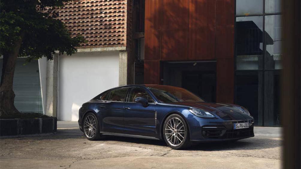 Panamera 4 có giá bán 107.350 USD (khoảng 2,43 tỷ đồng) và 116.550 USD (khoảng 2,64 tỷ đồng) cho Panamera 4 E-Hybrid