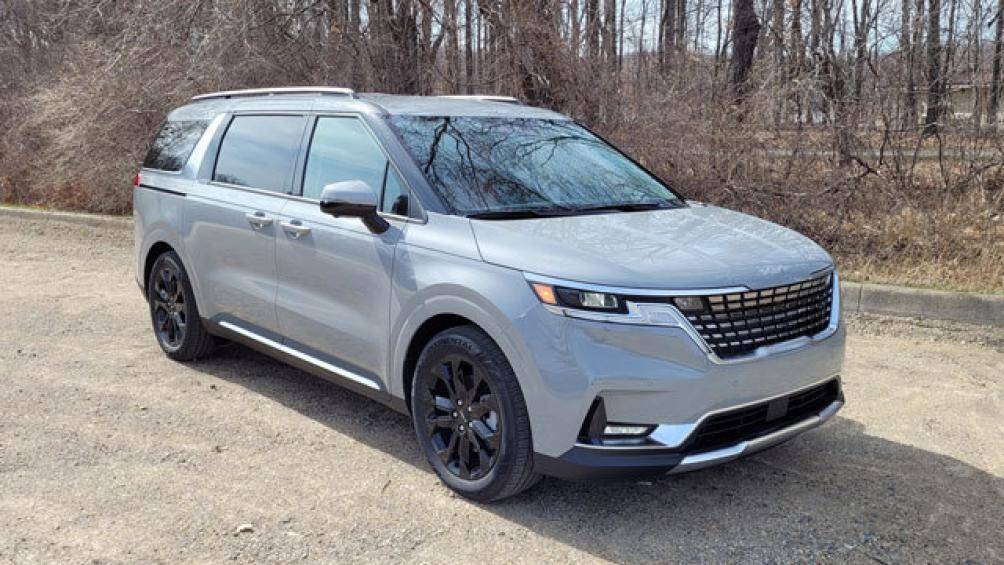 9. Kia Carnival (doanh số: 3.515 chiếc)