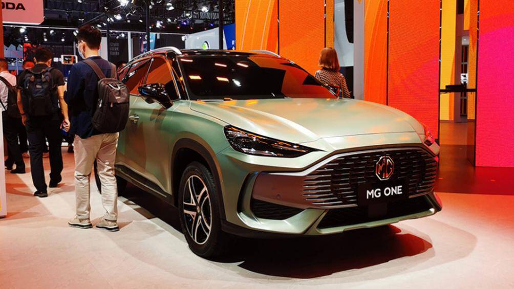 Với phong cách thiết kế β, xe sẽ dùng lưới tản nhiệt màu đen, kéo dài sang khe gió hai bên và bộ vành 5 chấu hình ngôi sao