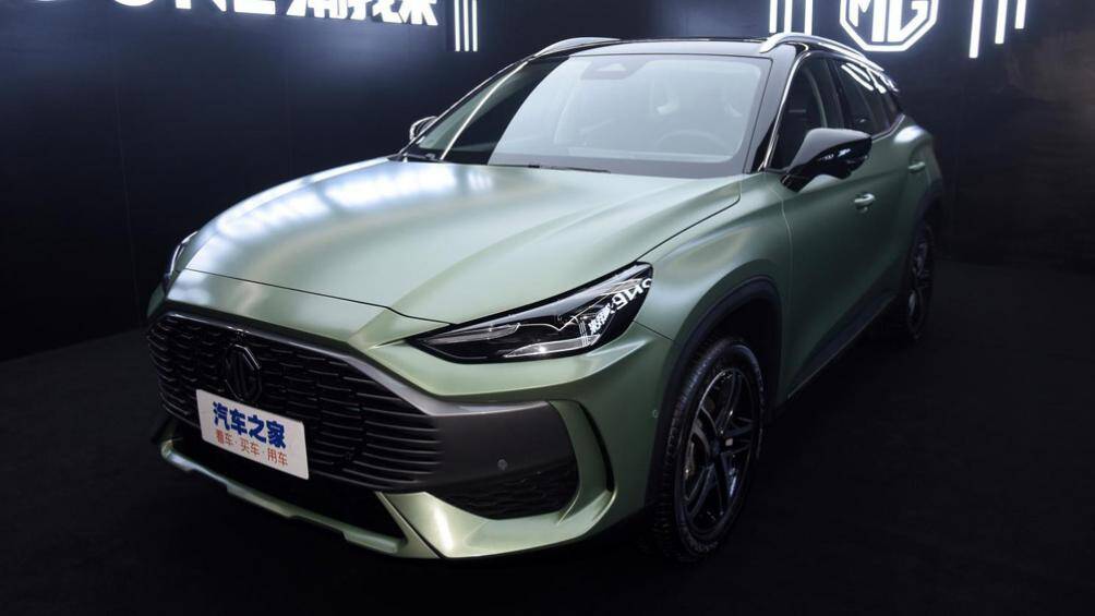 Cụm đèn pha có thiết kế dài, hẹp và sắc sảo, nằm giữa 3 dải đèn LED định vị ban ngày, cũng như hốc gió trung tâm hình thang khá rộng