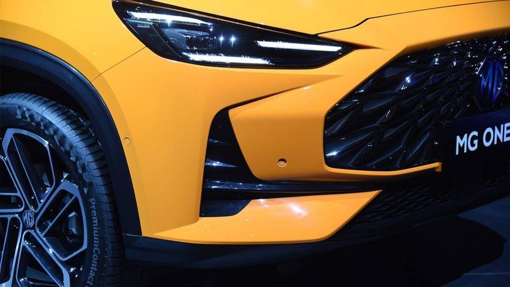 Trong khi đó, phong cách thiết kế α mang đến mắt lưới tản nhiệt mạ crôm và bộ vành 5 chấu hình bông hoa cho mẫu SUV cỡ C này