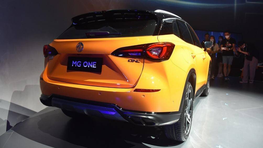 Phía sau xe có cụm đèn hậu đèn hậu nằm ngang, ăn sâu vào cửa cốp, 2 đầu ống xả giả hình chữ nhật, cản sau như bộ khuếch tán gió xe đua