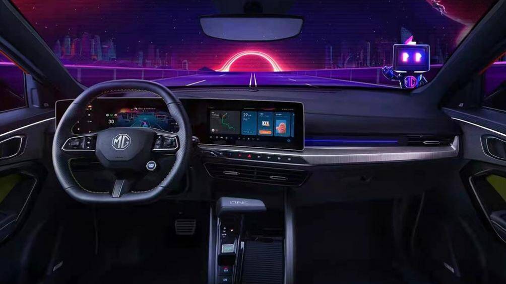 Điểm nhấn nổi bật nhất bên trong là 3 màn hình 30 inch trên mặt táp-lô, theo phong cách của những chiếc xe sang như Mercedes-Benz