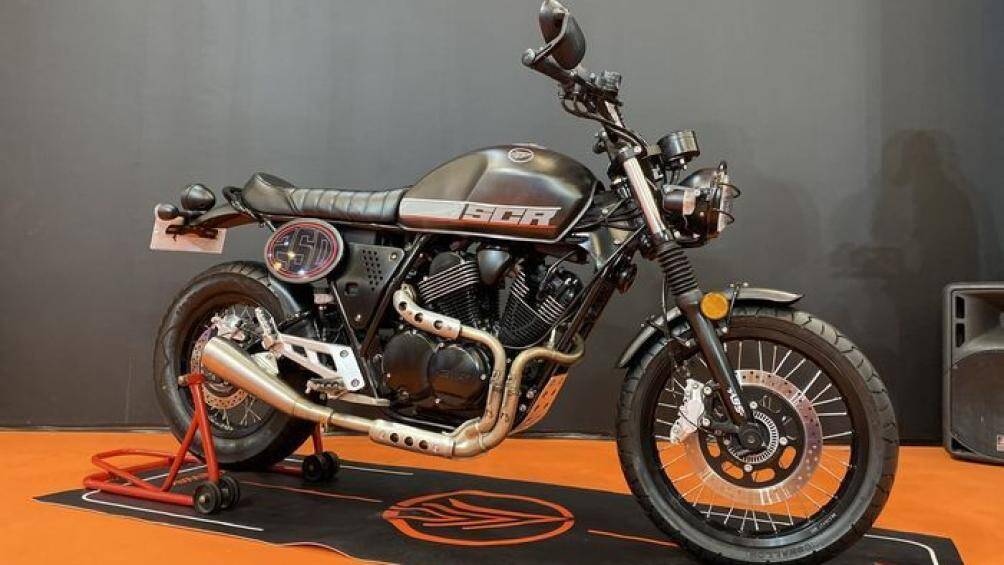 Tại triển lãm GIIAS Indonesia 2021, sự xuất hiện của Keeway SCR250V đã thu hút sự chú ý của nhiều khách tham quan