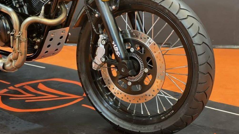 Xe cũng được trang bị phanh đĩa trước với kẹp 4 piston, phía sau là phanh đĩa đơn kẹp 1 piston có hỗ trợ bởi hệ thống ABS