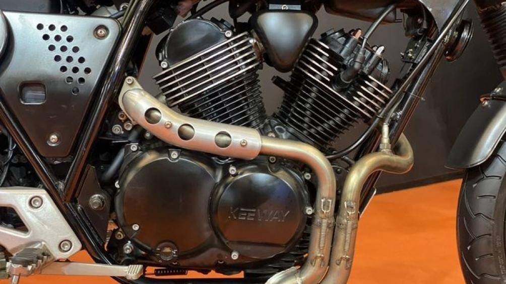 Gây chú ý bởi thiết kế scrambler bụi bặm, Keeway SCR250V còn được ưa chuộng bởi được trang bị động cơ V-Twin 250cc mạnh mẽ