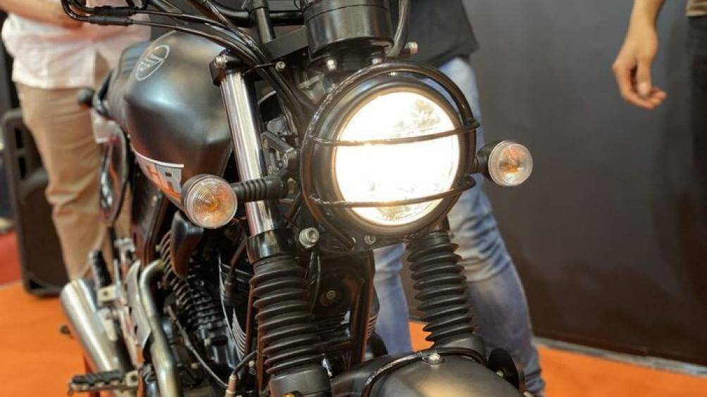 Keeway SCR250V trông giống với các mẫu xe cổ điển do có đèn pha, đèn xi nhan cũng như đèn chiếu hậu có thiết kế tròn hoài cổ