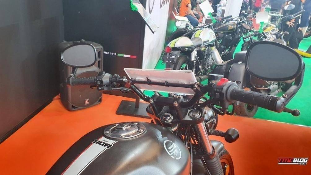 Bình xăng giọt lệ với yên xe bánh mỳ, cùng thiết kế tay lái rộng rãi mang tới tư thế điều khiển thoải mái cho người sử dụng