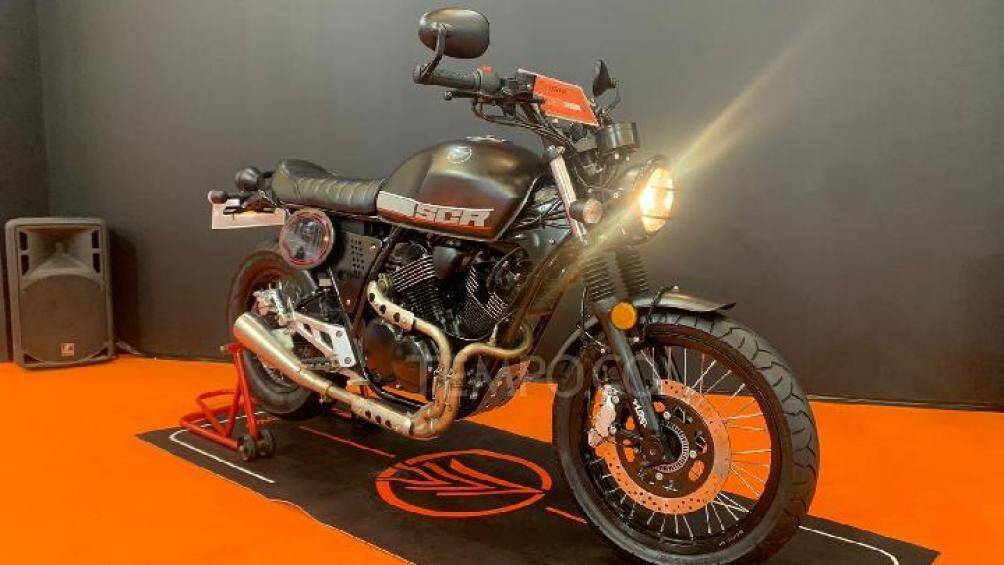 Bánh trước có đường kính 17 inch và bánh sau là 15 inch. Lốp xe có kích thước trước sau lần lượt là 100/80 và 130/90