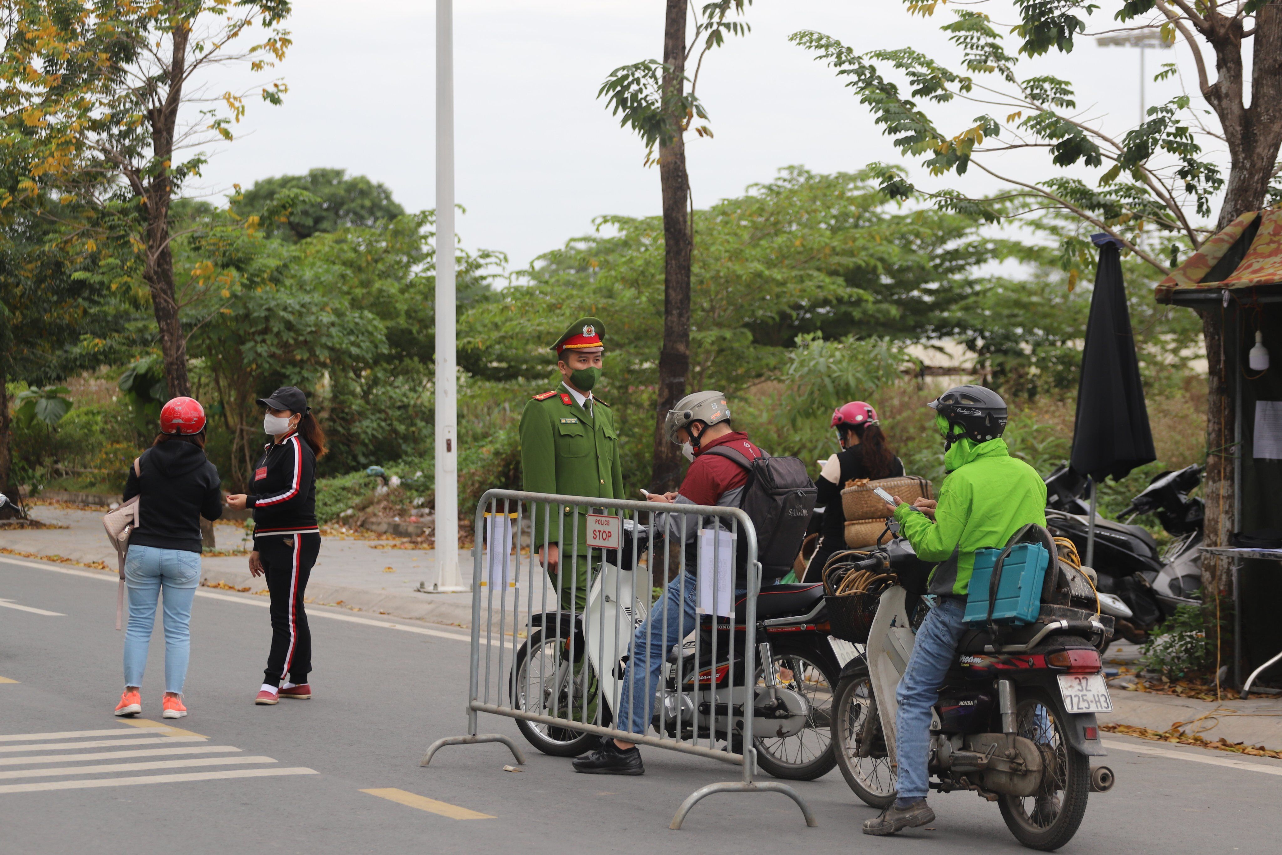 Tại số 6 Lê Quang Đạo, lực lượng chức năng dựng nhiều barie, phân thành 2 luồng để kiểm soát người ra, vào địa bàn phường.