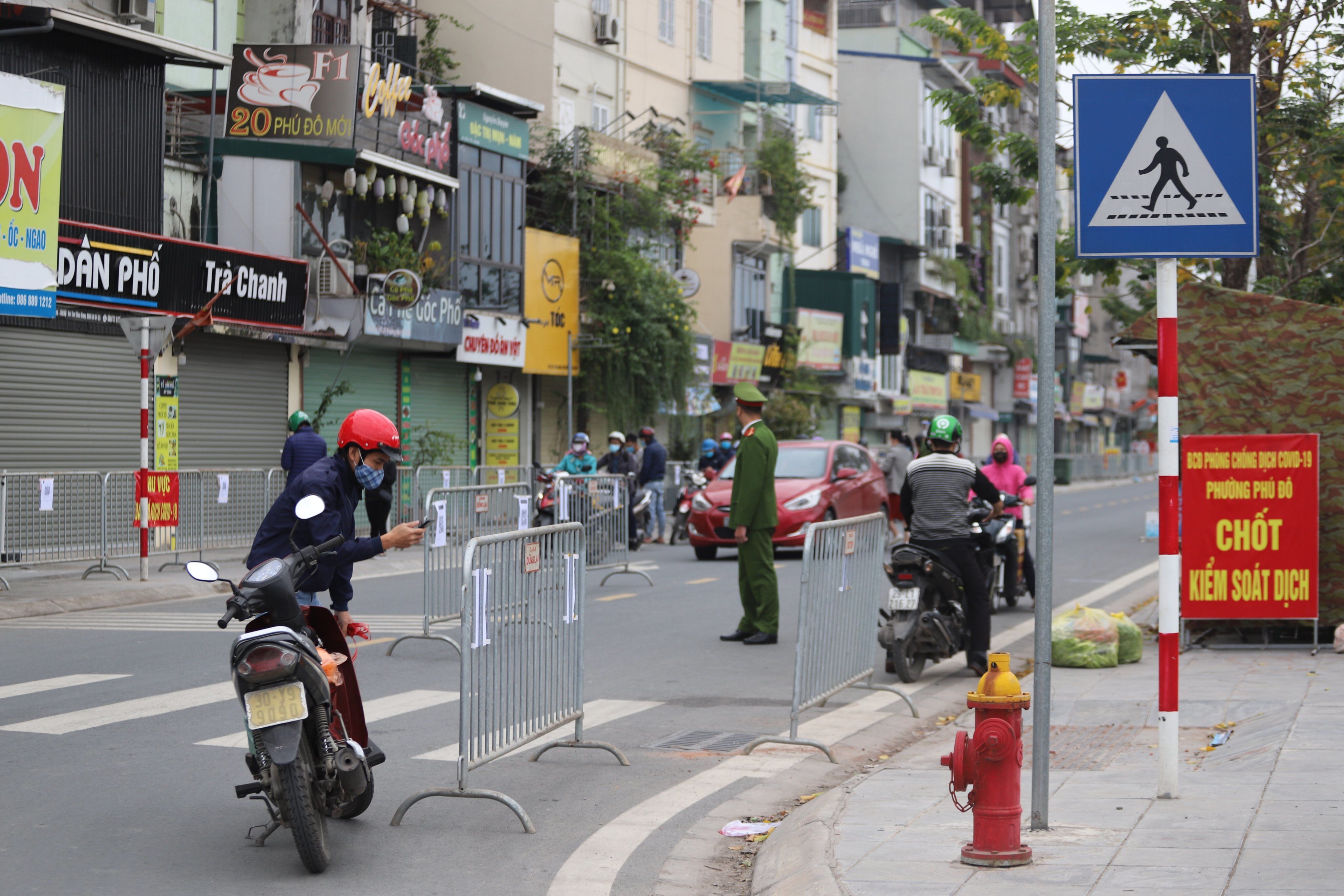 Để tránh hiện tượng ùn tắc giao thông, thuận tiện cho người dân khai báo y tế, Công an phường Phú Đô đã dán hàng chục mã QR tại các điểm kiểm soát.