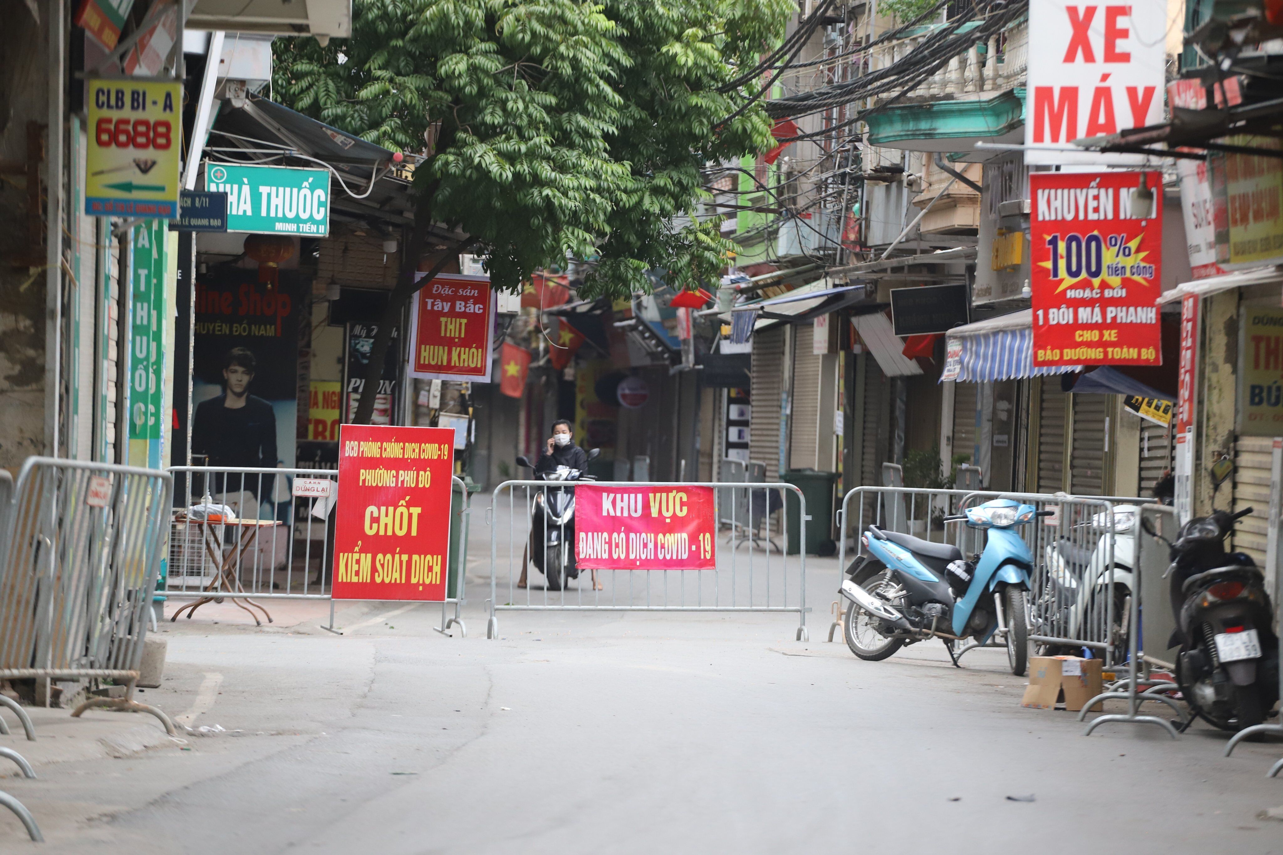 Tại các ngõ 54 Lê Quang Đạo và cổng làng Phú Đô trên đường Châu Văn Liêm, lực lượng chức năng cũng kiểm soát chặt chẽ người ra vào.