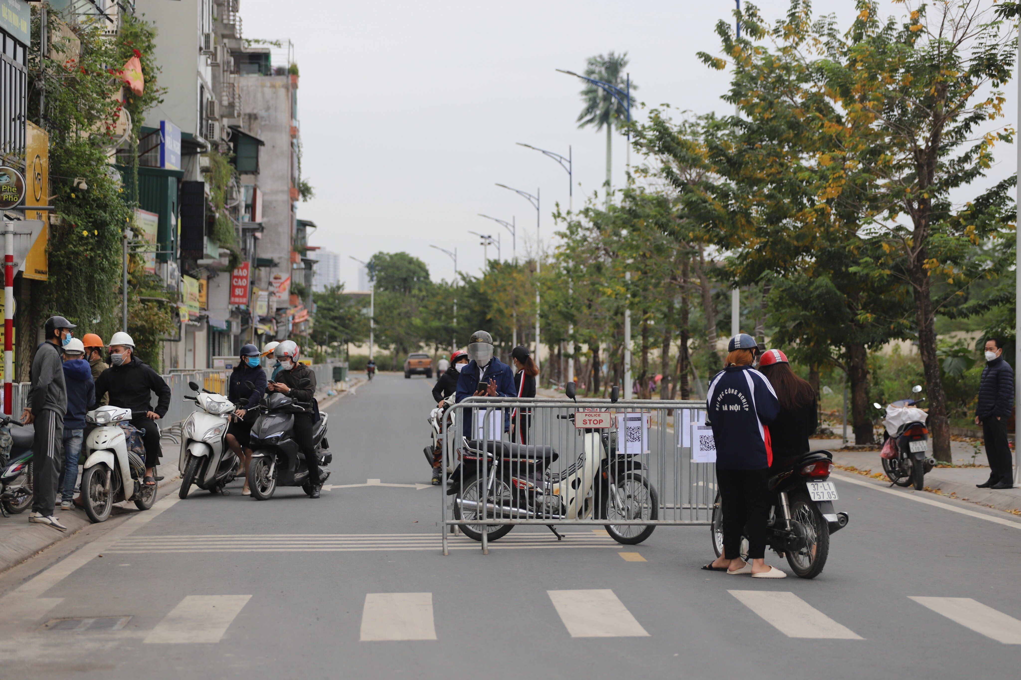 Phường Phú Đô là khu vực duy nhất tại Hà Nội nâng lên cấp độ dịch 4 (màu đỏ, nguy cơ rất cao). Ổ dịch phường Phú Đô được phát hiện vào ngày 4 - 5/11 thông qua xét nghiệm những người biểu hiện ho, sốt tới Trạm Y tế phường Phú Đô khai báo rải rác.